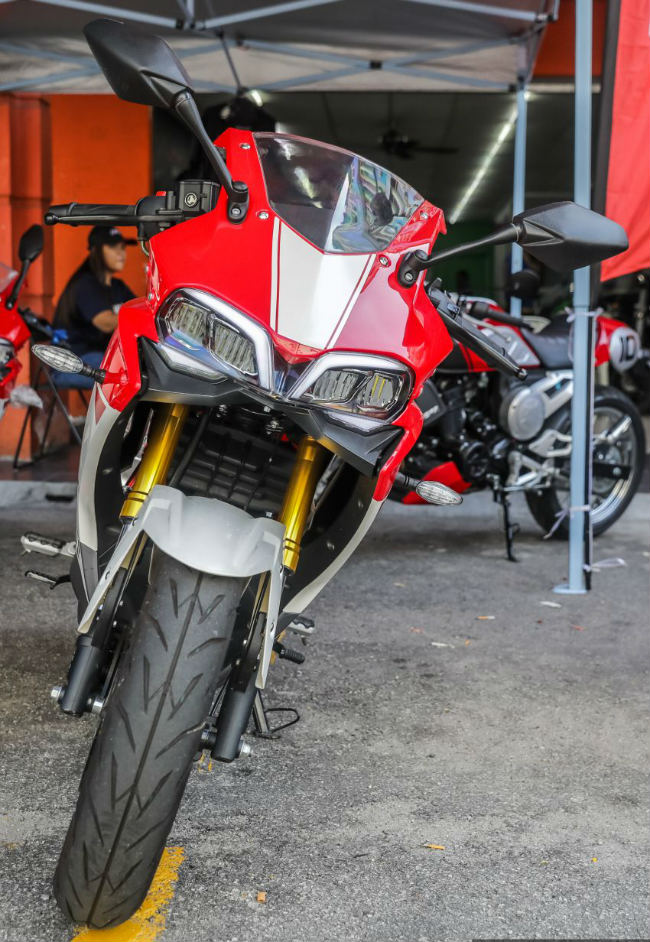 Mắt trước xe nhìn giống Ducati Panigale, có kính chắn gió và cặp đèn pha LED lớn với viền đèn nối với nhau tạo kiểu như hai con mắt khổng lồ của một &#34;con quỷ&#34; &#40;Demon&#41;.