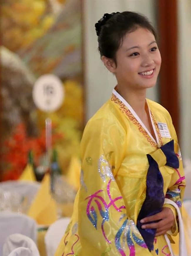 Yang Yun Mi sinh năm 1998 được chú ý nhờ vào nụ cười tươi tắn.