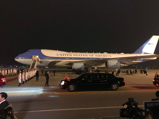 Clip: Toàn cảnh lễ đón Tổng thống Mỹ Donald Trump tại sân bay Nội Bài - 1