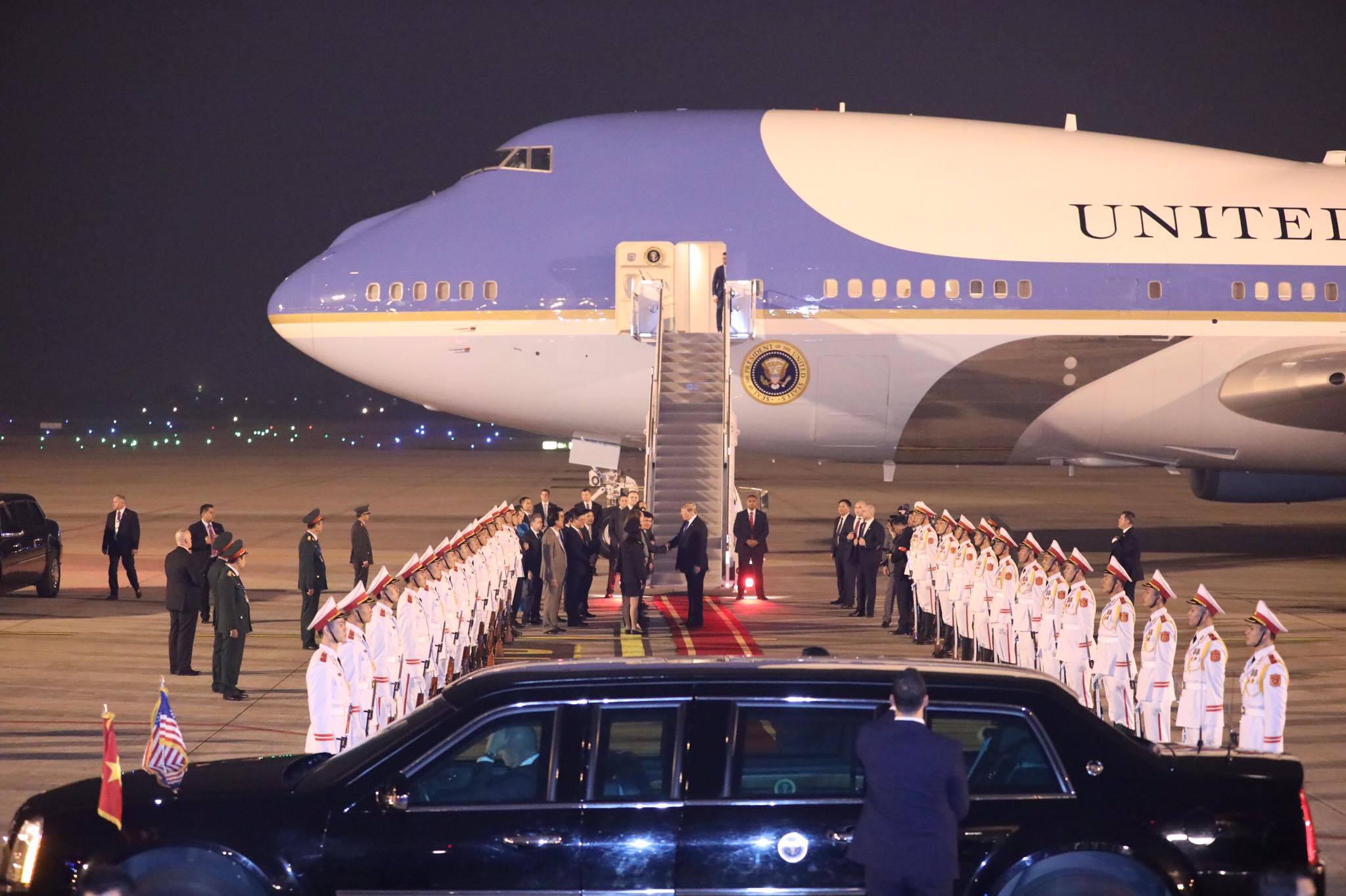 Clip: Toàn cảnh lễ đón Tổng thống Mỹ Donald Trump tại sân bay Nội Bài - 4