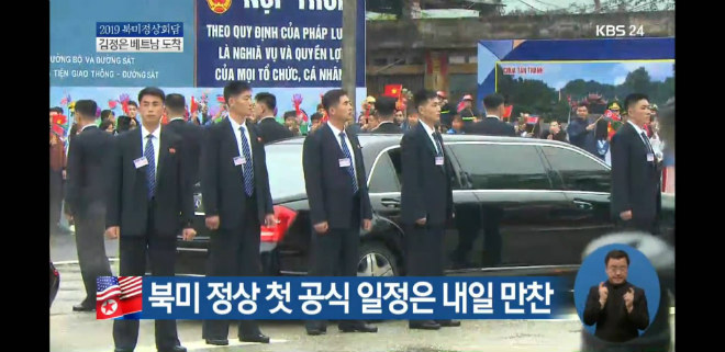 Ấn tượng 12 siêu vệ sĩ chạy bộ tháp tùng ông Kim Jong Un - 1