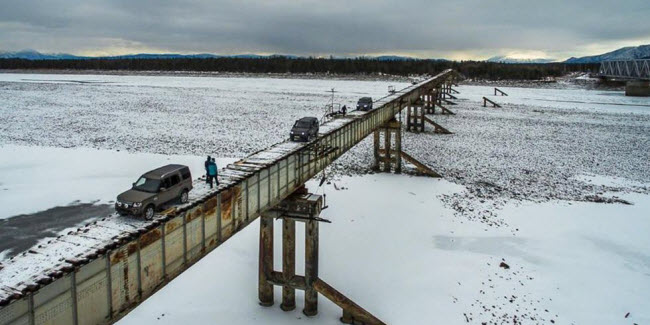 Cầu Kuandinsky, Nga: Cây cầu ở thành phố Kuanda không lan can bảo vệ, lối đi hẹp và thường xuyên đối mặt với băng, tuyết. Nó được xây dựng cách đây 30 năm và đã chính thức đóng cửa, nhưng một số tài xế vẫn mạo hiểm lái xe qua.