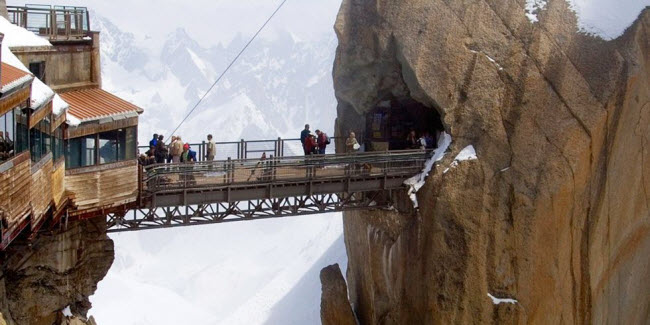 Cầu Aiguille du Midi, Pháp: Cây cầu nằm ở độ cao 3.810 m so với mặt nước biển khiến bất cứ du khách nào cùng phải sợ hãi khi đi qua. Để tiếp cận cây cầu này, bạn phải di chuyển bằng cáp treo từ thị trấn Chamonix trong thời gian 20 phút.