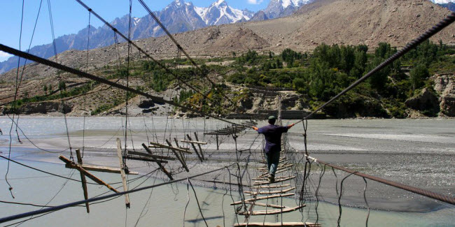 Cầu treo Hussaini, Pakistan: Khoảng trống giữa các tấm ván trên cây cầu ở thung lũng Hunza đủ lớn khiến bạn có thể bị ngã và rơi xuống sông phía dưới.