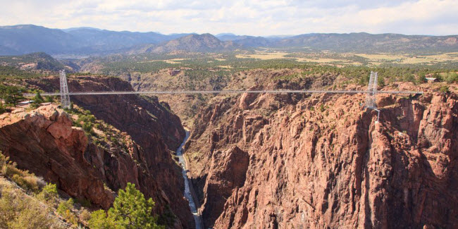 Cầu Royal Gorge, Mỹ:&nbsp; Bắc qua sông Arkansas ở bang Colorado, Royal Gorge là cây cầu cao nhất ở nước Mỹ. Công trình này được làm từ 1.292 tấm ván gỗ và bạn có tham gia sự kiện nhảy bungee ở đây.