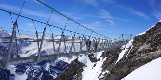 Cầu Titlis Cliff Walk, Thụy Điển: Theo đại diện của khu nghỉ dưỡng Titlis Engelberg, du khách không thể ngã từ cây cầu này. Nhưng bạn hãy tự nhủ bạn thân rằng mình đang đi qua cây cầu treo dài 100m và nằm cách mặt đất 100m.