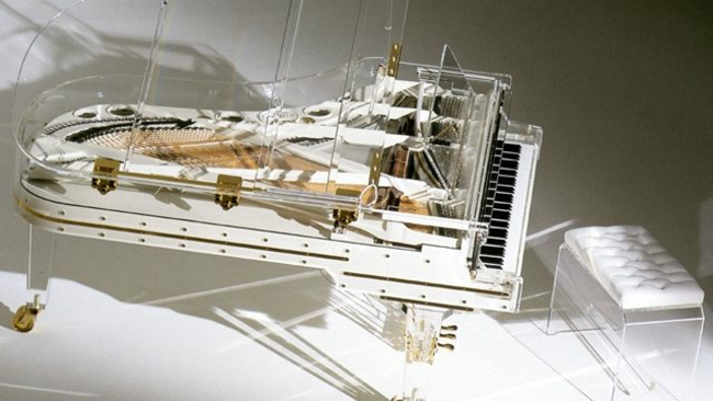 Dương cầm pha lê – 3,22 triệu USD (khoảng 74 tỷ VND). Cây đàn piano pha lê này đã được sử dụng cho Thế vận hội Olympic Bắc Kinh và nó được mua bởi một nhà thầu tư nhân với giá kỷ lục 3,22 triệu USD.