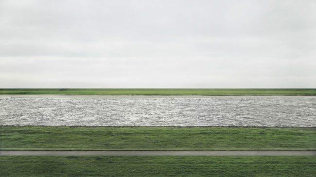 Bức ảnh Rhein II – 4,3 triệu USD (khoảng 99 tỷ VND). Rhein II là một bức ảnh được nghệ sĩ nghệ thuật thị giác người Đức Andreas Gursky chụp vào năm 1999. Năm 2011, một bản in đã được bán đấu giá với số tiền đáng kinh ngạc 4,3 triệu USD, khiến nó trở thành bức ảnh đắt nhất từng được bán ra.