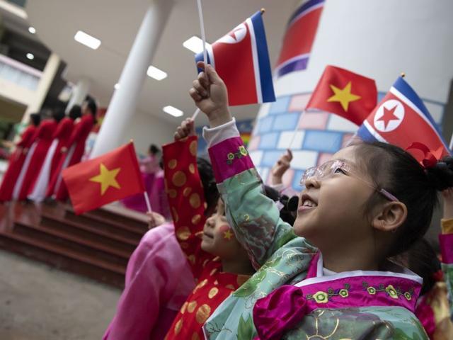 Loạt ảnh trẻ em HN chào đón hội nghị thượng đỉnh Mỹ-Triều lên báo Hàn Quốc