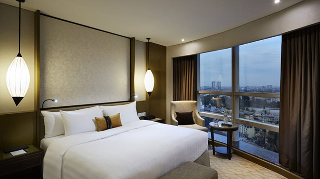 Phòng hạng sang của khách sạn rộng 68m² với phòng ngủ và phòng khách riêng biệt.