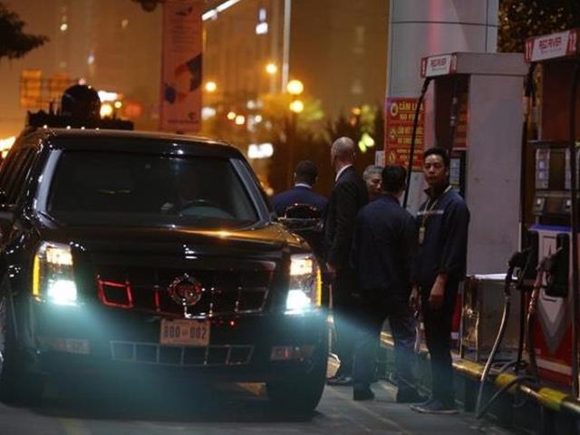 Sau bữa tối, ”quái thú” đưa ông Trump về khách sạn rồi đi... đổ xăng