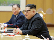 Bất ngờ với chiếc smartphone mà Chủ tịch Kim Jong Un đang sử dụng