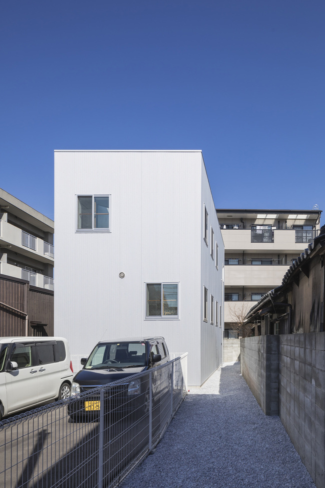 Ngôi nhà nằm tại Osaka, Nhật Bản có diện tích 50m2 là nơi ở của một gia đình gồm ba thành viên.
