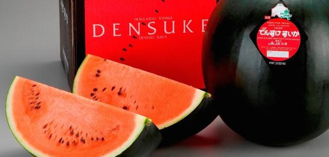 Dưa hấu Densuke – 6.100 USD (141 triệu đồng)/quả. Loại dưa hấu này có nguồn gốc từ Nhật Bản với toàn thân màu đen và có kích thước lớn hơn nhiều so với một quả dưa hấu thông thường. Mỗi năm chỉ có khoảng 10.000 quả được bán ra thị trường.