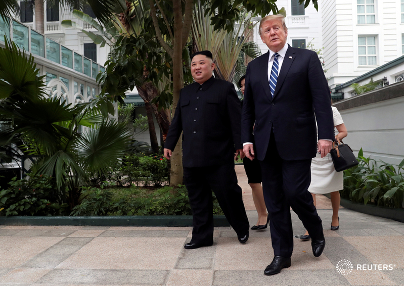 Cận cảnh ông Kim và ông Trump dạo bộ ở khách sạn Metropole - 1