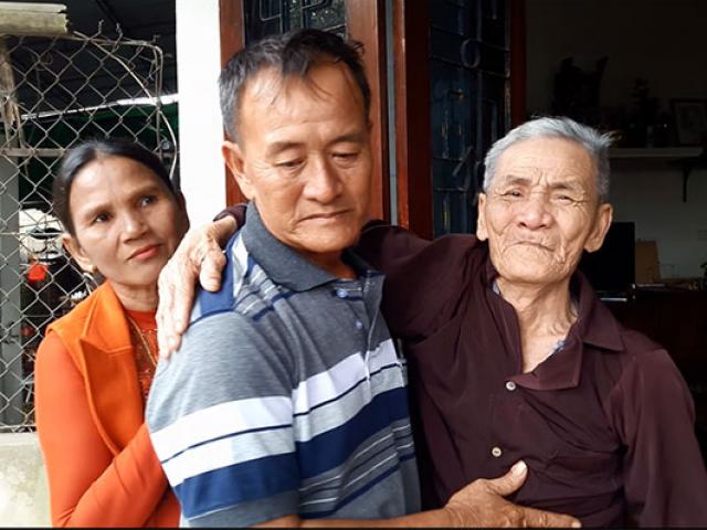 Cha già khóc nghẹn khi con trai trở về sau 26 năm nhận giấy báo tử