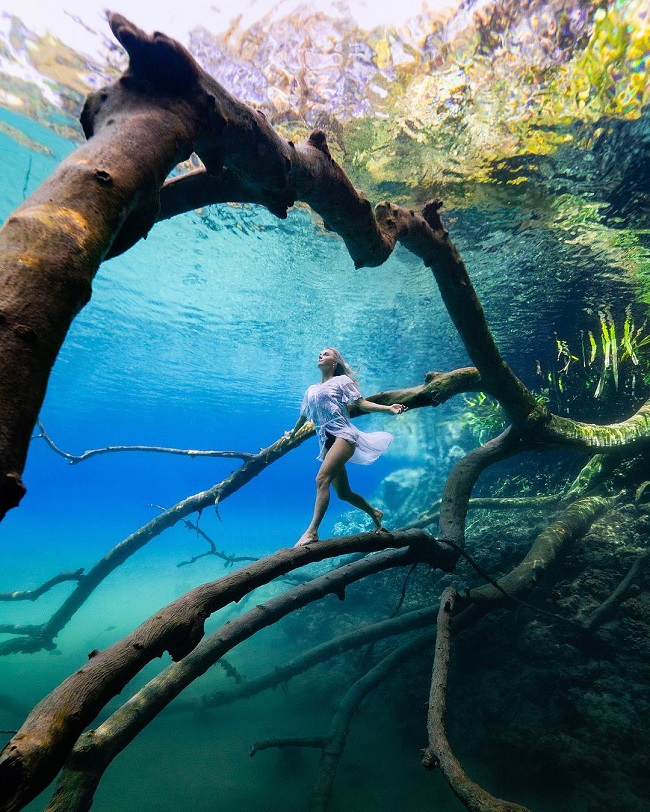 Du khách sẽ có được một tấm ảnh để đời tại hồ Mirror, Indonesia, làn nước trong vắt có thể nhìn thấy mọi cảnh quan phía bên dưới, đó thật sự là một trải nghiệm tuyệt vời.