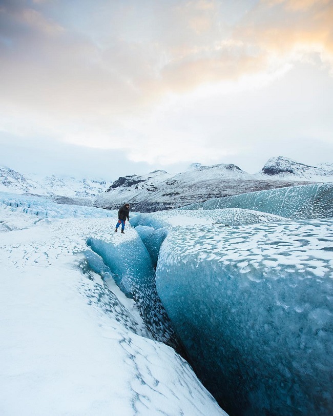 Mọi người tin rằng đây là nơi nữ hoàng tuyết sống. Những vết nứt băng khổng lồ này có thể được nhìn thấy ở Skaftafell, Iceland. Bạn có sợ khi xuống không?
