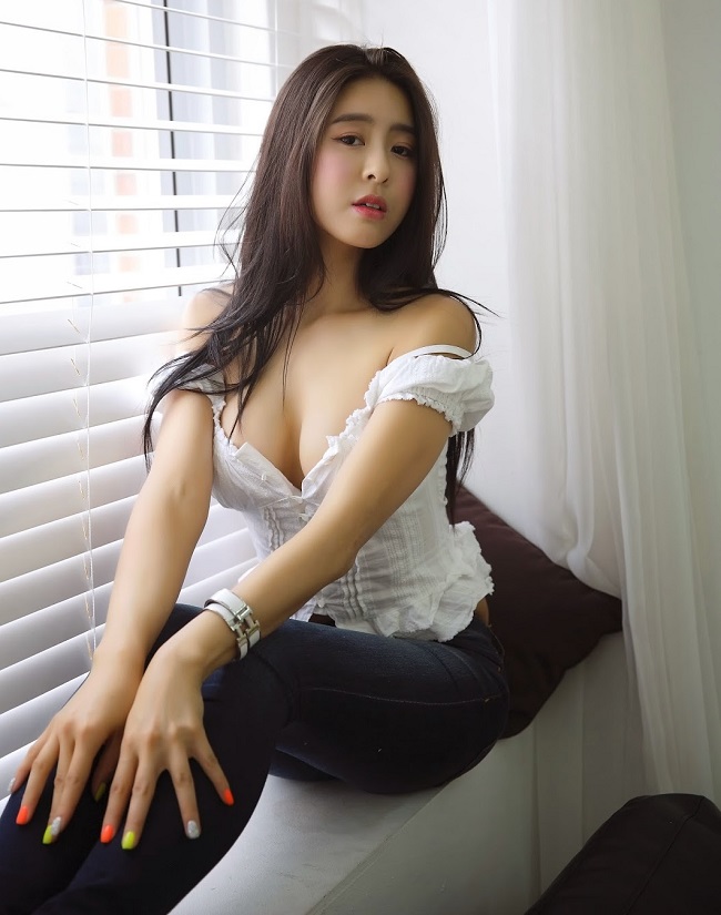 Cô đứng vị trí thứ 3 ở giải thể hình Hàn Quốc 2015 và giành giải vô địch Người mẫu thể hình Hàn Quốc trong cùng năm. 