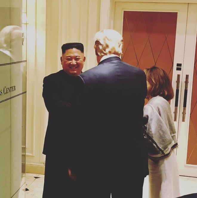 Bức ảnh ông Kim tươi cười tạm biệt ông Trump sau thượng đỉnh ở Hà Nội - 1