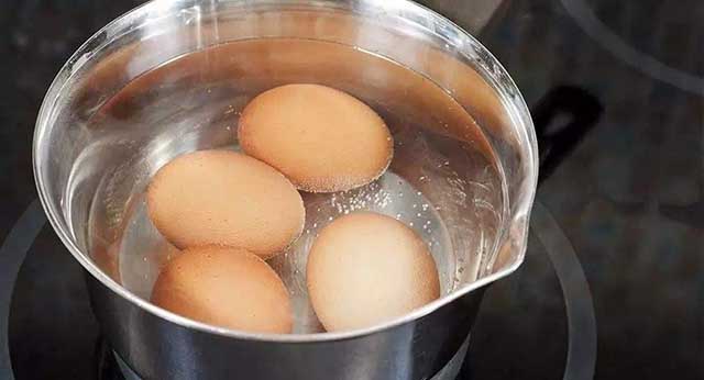 Muốn trứng luộc không vỡ lại dễ bóc vỏ, chỉ cần nhớ 3 điều này - 1