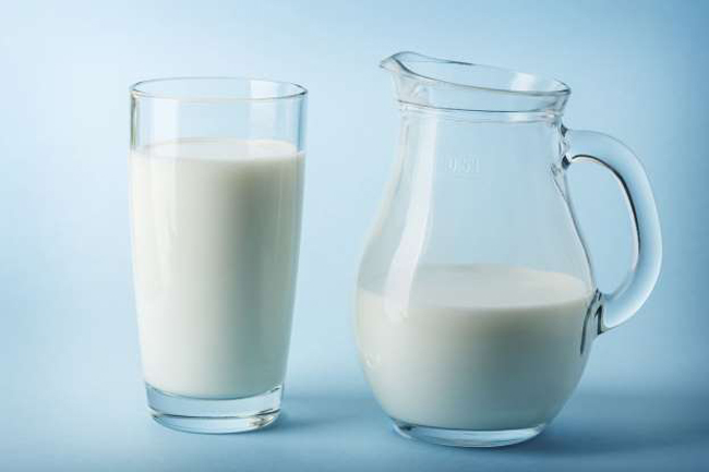 6. Sữa tươi: Sữa mua từ siêu thị là thanh trùng, nhưng có những người uống và làm phô mai từ sữa tươi. Sữa chưa được tiệt trùng hoặc thanh trùng có nhiều khả năng chứa salmonella, E. coli và listeria.