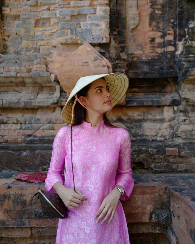 Nhan sắc nữ diễn viên xứ Chùa Vàng diện áo dài vừa du lịch ở Việt Nam - 1