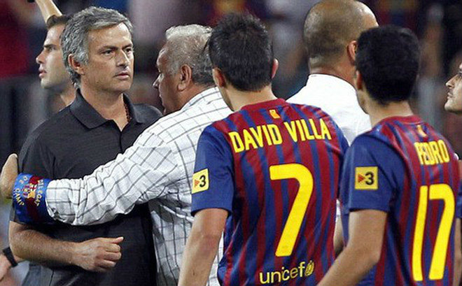 Real tái đấu Barca: Benzema bị trộm đồ, fan đòi Mourinho trở lại - 3