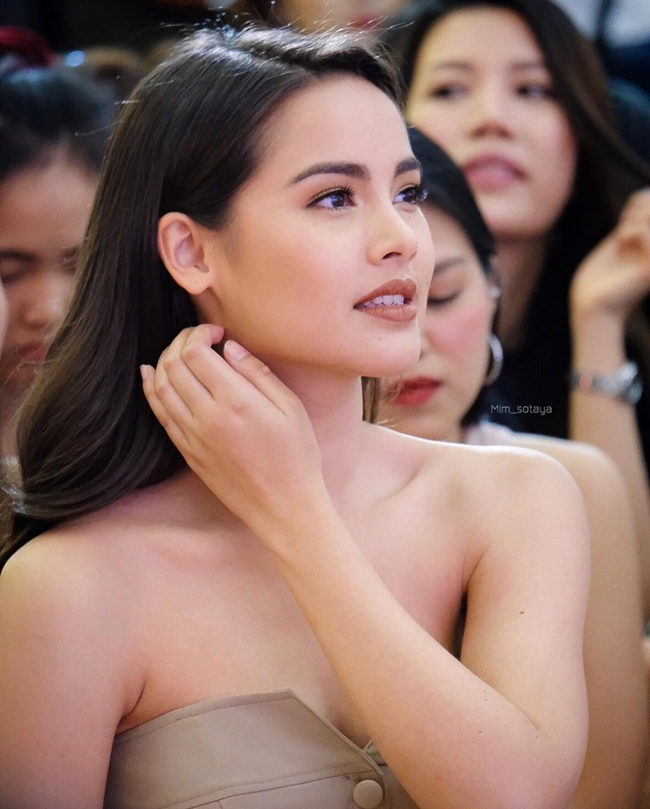 Yaya Urassaya Sperbund là một bông hồng lai khác khiến người hâm mộ Thái Lan không thể rời mắt trong vài năm trở lại đây.