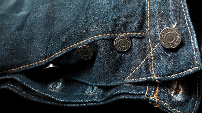 Chiếc quần Jeans. Khi Solomon Warner qua đời vào năm 1899, ông đã để lại di chúc là một chiếc hộp bằng gỗ và bên trong chỉ có một thứ duy nhất: Một chiếc quần jeans 44-37 hiệu Levi được sản xuất vào năm 1893. Hiện chiếc quần được đấu giá 100.000USD &#40;2,3 tỷ VND&#41;.