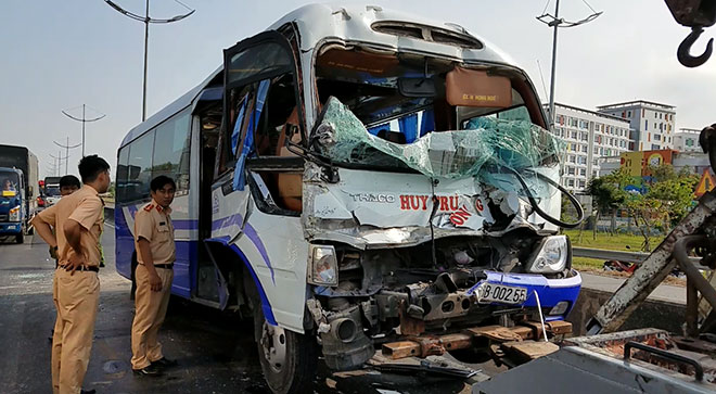 Ô tô khách tông vào xe container ở Sài Gòn, nhiều hành khách “đứng tim” - 1