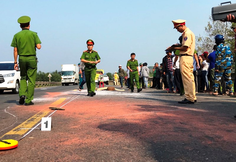 2 con khóc ngất bên thi thể người mẹ sau tai nạn ở Đà Nẵng - 1