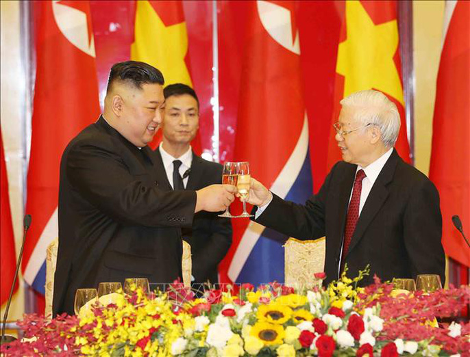 Chủ tịch Triều Tiên Kim Jong Un vui vẻ đánh thử đàn bầu, đàn K&#39;lông pút - 2