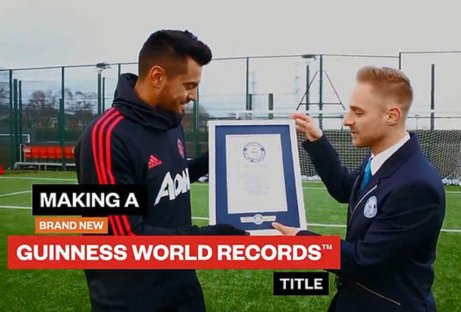 Siêu thủ môn dự bị MU giỏi dùng chân hơn tay: Lập kỷ lục Guinness khó tin - 1