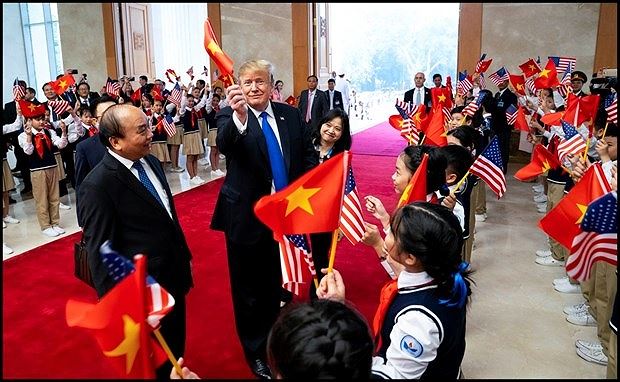 Trở về Mỹ, ông Trump khen Việt Nam là nơi tuyệt vời - 1
