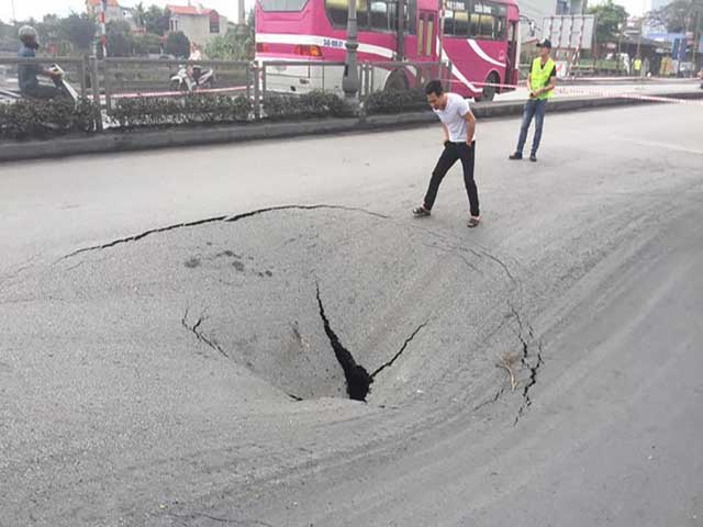 Hố “tử thần” trên quốc lộ 18A - Quảng Ninh: Đổ 80 khối bê tông - 1