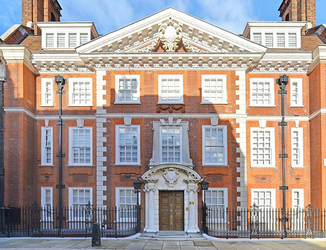 Một tỷ phú ở London đã đồng ý trả 1 triệu bảng (hơn 31 tỷ VND) để thuê căn biệt thự lớn trong một năm để ở thử trước khi quyết định có mua nó hay không.