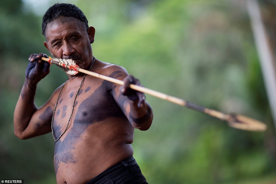 Bộ lạc Amazon sẵn sàng cung tên tẩm độc đối phó người ngoài xâm lấn - 1
