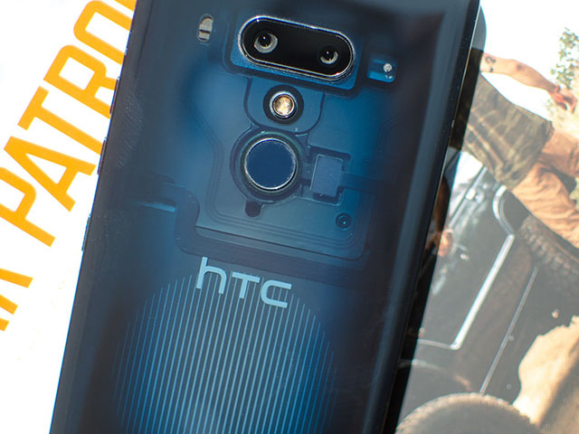 Kinh doanh ế ẩm, HTC tính đường cấp phép thương hiệu