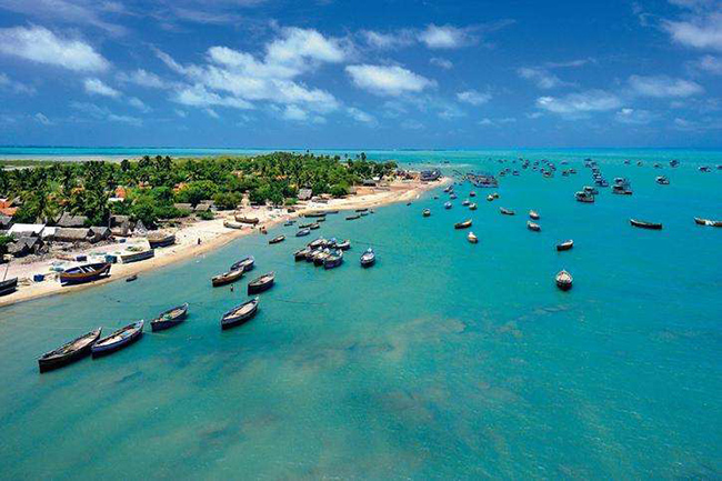 Vịnh Mannar, Tamil Nadu: Vùng nước nguyên sơ, bầu trời trong vắt như pha lê với cây xanh của hòn đảo gần đó bằng cách vẽ nên bức tranh hoàn hảo.