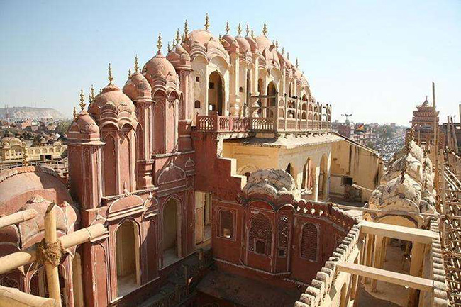 Churu, Rajasthan: Hawa Mahal lớn với 1111 cửa ra vào và cửa sổ được bao quanh bởi những hình vẽ đầy màu sắc sặc sỡ. Thị trấn Rajasthani đáng yêu với những ngôi nhà đã tồn tại từ những năm 1830.