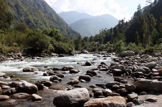 Thung lũng Tirthan, Himachal Pradesh: Phong cảnh yên tĩnh với rừng thông lãng mạn của Thung lũng chắc chắn sẽ quyến rũ bạn với sự thanh lịch tuyệt đối của nó.