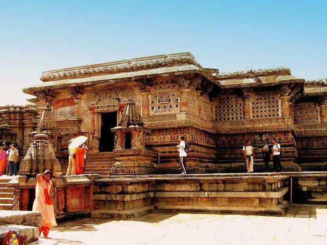 Halebid, Karnataka: Kiến trúc Hoysala khiến Halebid trở thành một thành phố nổi tiếng. Các ngôi đền và các mảnh kiến ​​trúc nổi bật không ở nơi đâu có.