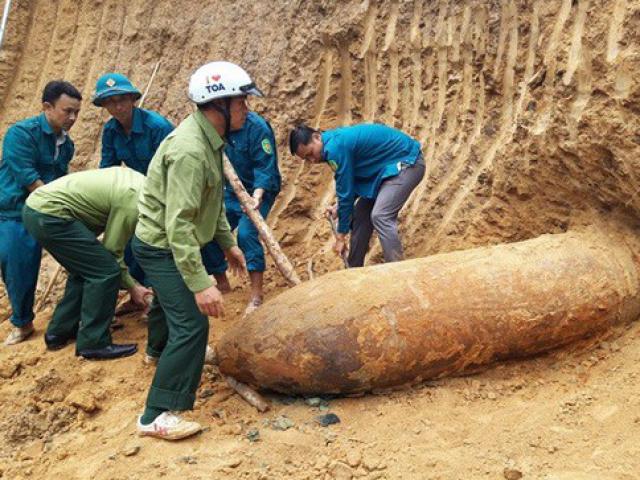 Tá hỏa phát hiện quả bom khủng nặng 1,3 tấn trong vườn nhà dân