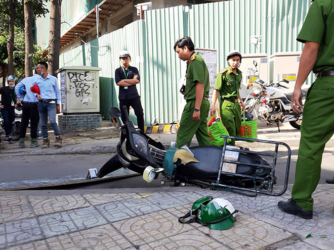 Thanh niên bất động trên phố Sài Gòn vì miếng ván từ “trên trời” rơi xuống - 1