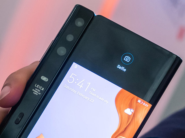 Huawei Mate X và Galaxy Fold: Ai là ông vua smartphone có thể gập lại?