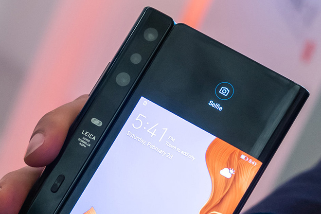 Huawei Mate X và Galaxy Fold: Ai là ông vua smartphone có thể gập lại? - 1