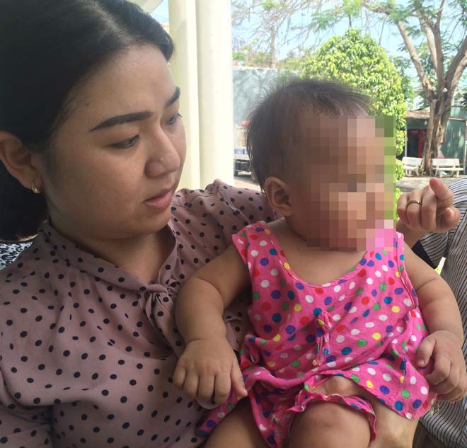 Công an “giải cứu” bé gái 8 tháng tuổi nghi bị bạo hành - 1