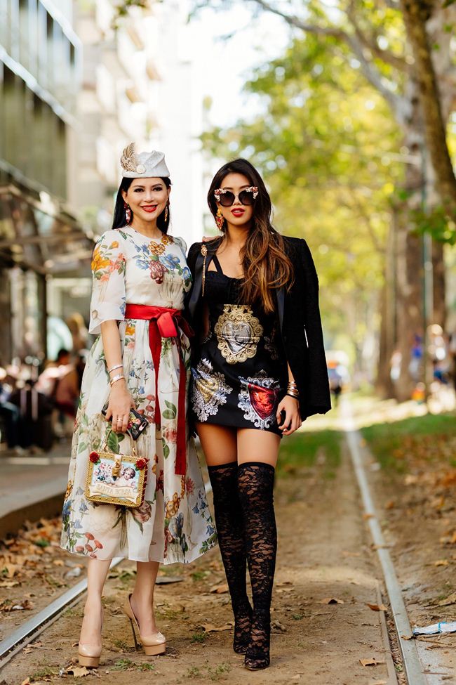 Thủy Tiên cùng con gái Thảo Tiên tham gia Tuần lễ thời trang nhưng với cách chọn thiết kế gam màu sáng, bà được khen trẻ đẹp như con gái. Nhiều người còn nhận xét họ trông giống như những người bạn của nhau.