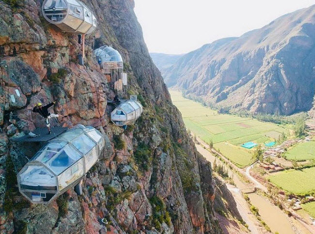 4. Skylodge Adventure Suites, Peru: Khách sạn trên vách núi này là thách thức đối với những người sợ độ cao, nhưng đổi lại bạn có một trải nghiệm không thể nào quên.